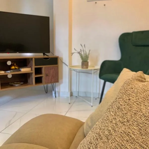 Gina's cozy home, hotel in Athens