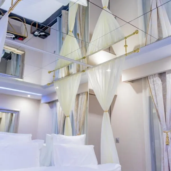 L'interdit Love Room - Miroir au plafond 2x2m, hotel in Cayenne