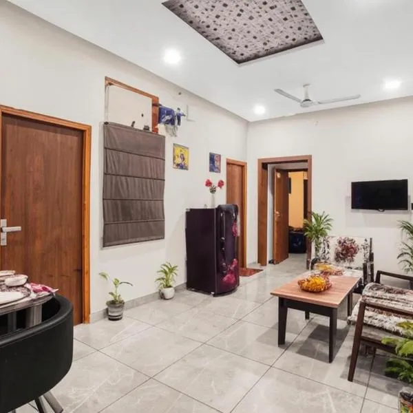Homlee-Luxurious 2BHK-Dilshad Metro- Ground Floor, hotel di New Delhi