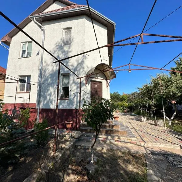 Великий будинок для відпочинку з мангалом, hotel in Sanzhiyka