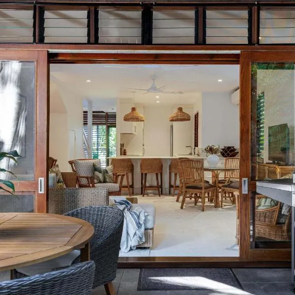 Absolute beachfront, heart of Port Douglas - 24 S, hotel en Port Douglas