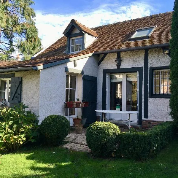 Maison de village avec grand jardin, hotel v destinaci Chaumont-sur-Tharonne