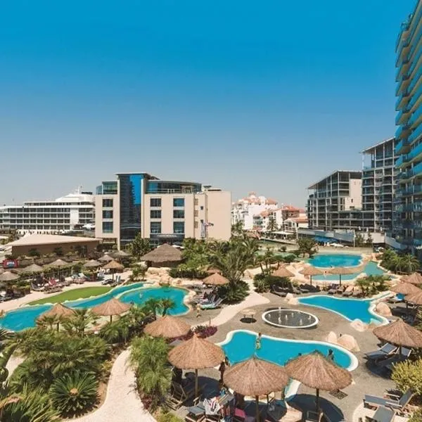 2 Bed Apt in Ocean Village with Pools Jacuzzi Rock Views, hotel v destinaci Gibraltar