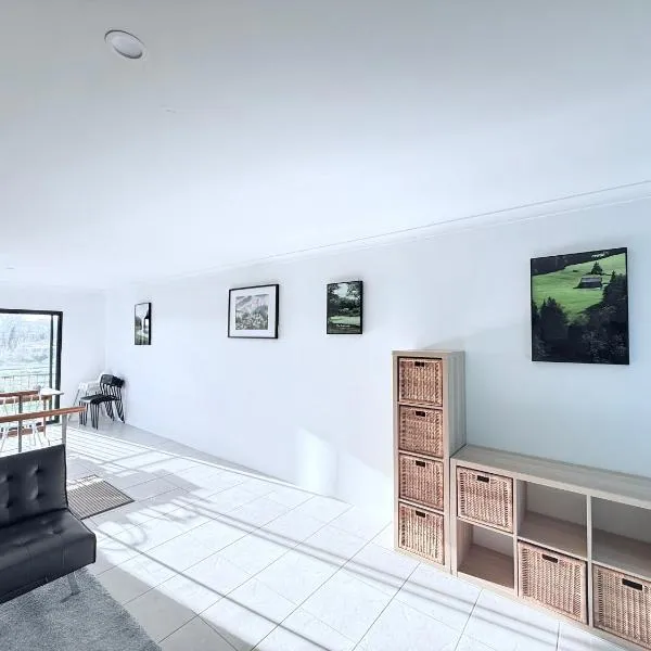 City Explorer Base 3BR&2 Floors&Walk to Mall & Airport Transit, Hotel in Perth