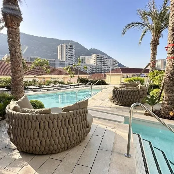 New! Luxury Central Complex with Pool Access & Sleeps 4 Ppl, hotel v destinaci Gibraltar
