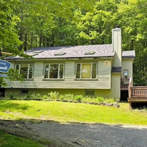 Wine Moose w Hot tub Fireplace Sauna 9min to Mt Snow, hotel v destinaci Dover