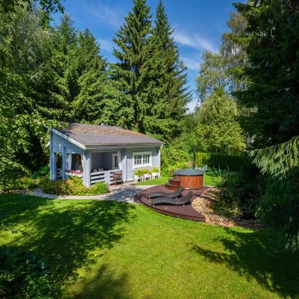 Romantic cozy house Kirzacinas pirts with sauna close to seaside, hotel v destinaci Skulte