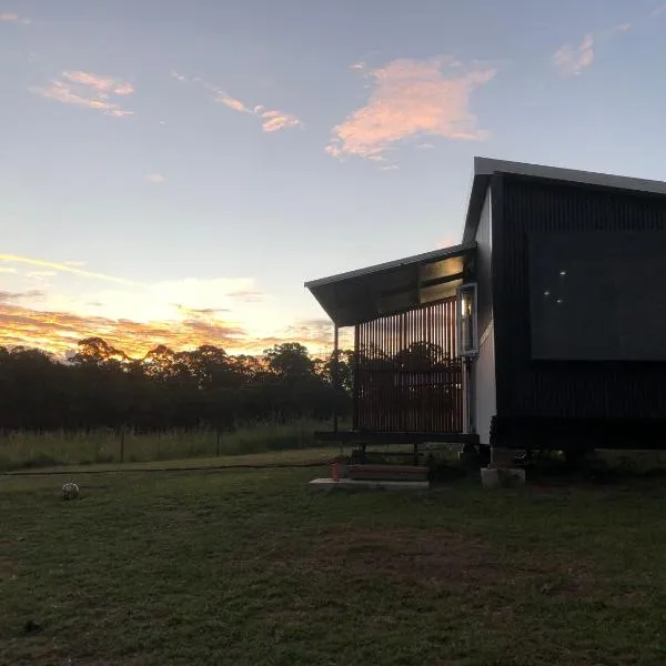 Bee Farm Off-Grid Tiny Home Stay, hotel di Tamaree
