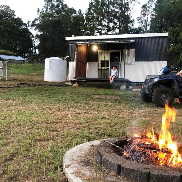 Bee Farm Off-Grid Tiny Home Stay, hotel u gradu Tamaree