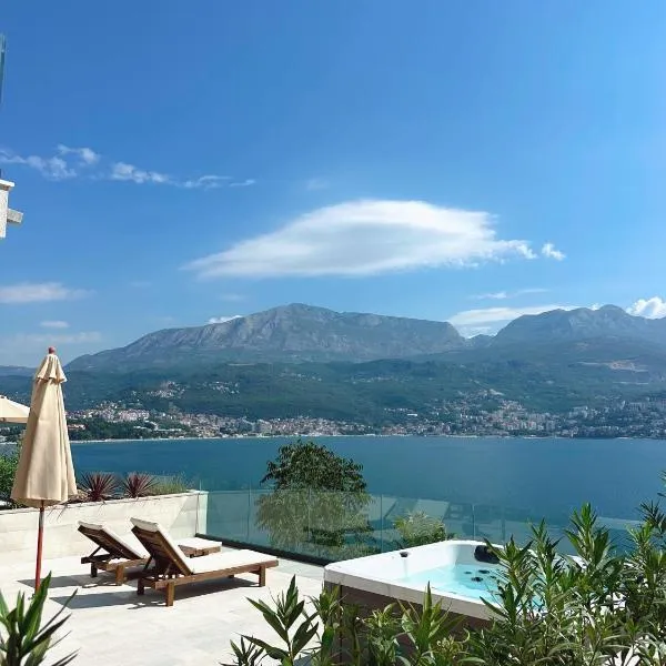 Azurno Pristaniste 3, Hotel in Njivice