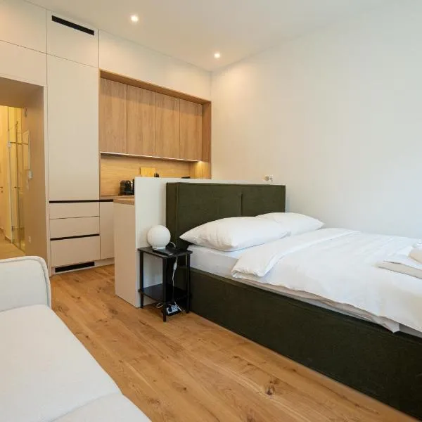 Elegant studio with king-size bed Self check-in, готель у Відні