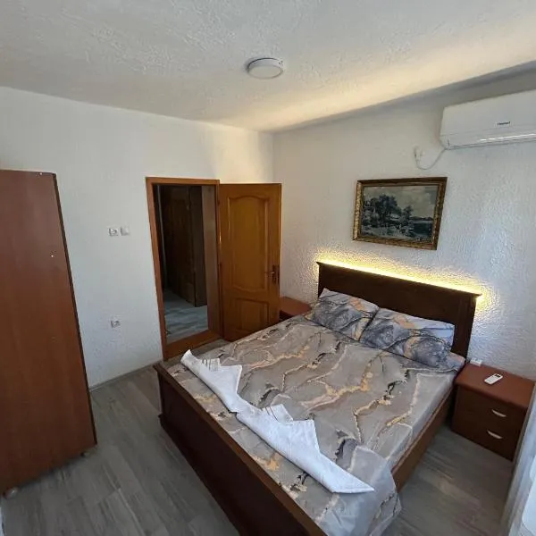 Holiday, ξενοδοχείο σε Prizren