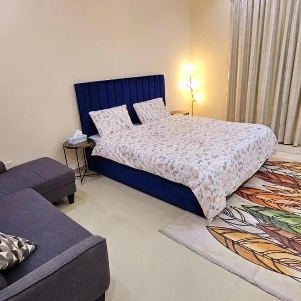 Elegant 5-bedroom Apartment near Al-Khan Beach, hotel em Sharjah