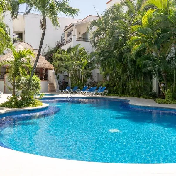 Modern 2BR Apt-3 Baths-Pool-Wi-Fi-Steps to Beach, hotel in Playa del Carmen