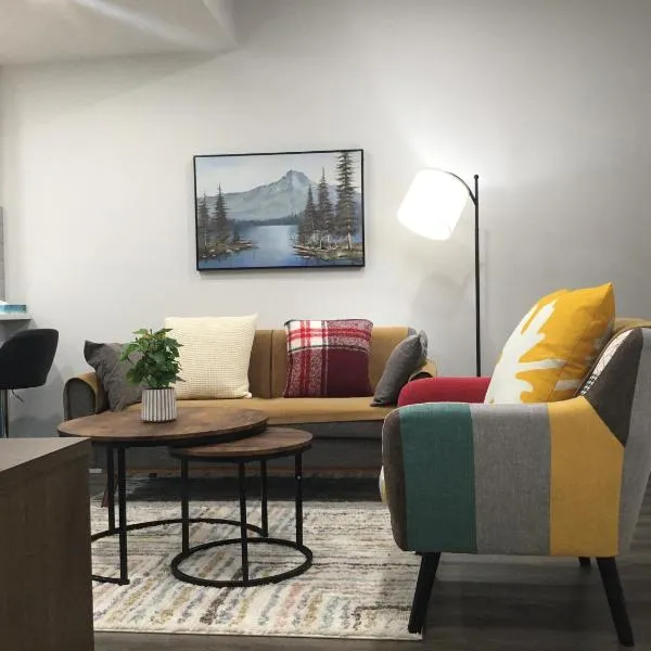 Almost Heaven - Cozy 2BDRM APT near Heritage Park,Spruce Meadows & Banff-SW Calgary, hotel in Calgary