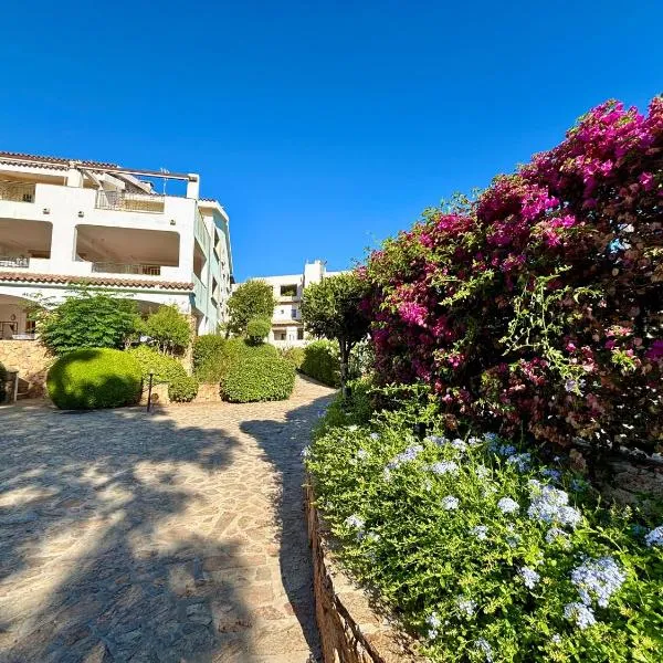 Residence with swimming pool in Porto Rotondo, apartments with air conditioning and private outdoor area, hotel in Porto Rotondo