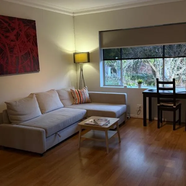 2 Bdrm Walkerville Apartment - Spacious, ducted heating & cooling, centerally located!: North Adelaide şehrinde bir otel