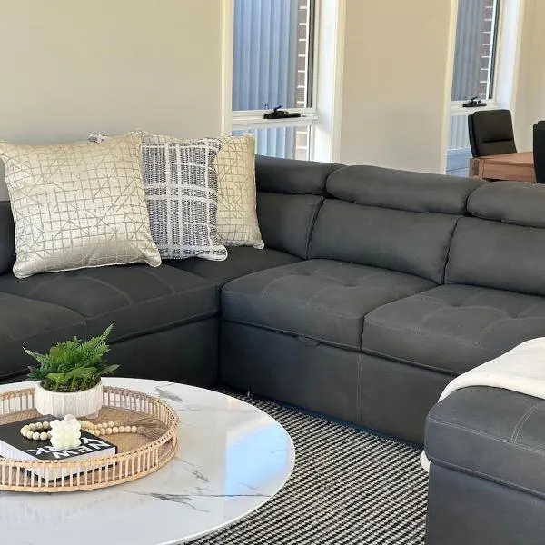 Cozy & Spacious 5BR Family Home with Free On-Site Parking, ξενοδοχείο σε Pendle Hills