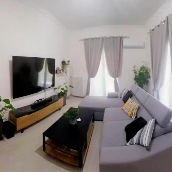 Ηome & Garden with parking close to Olympic Stadium, hotel in Athens