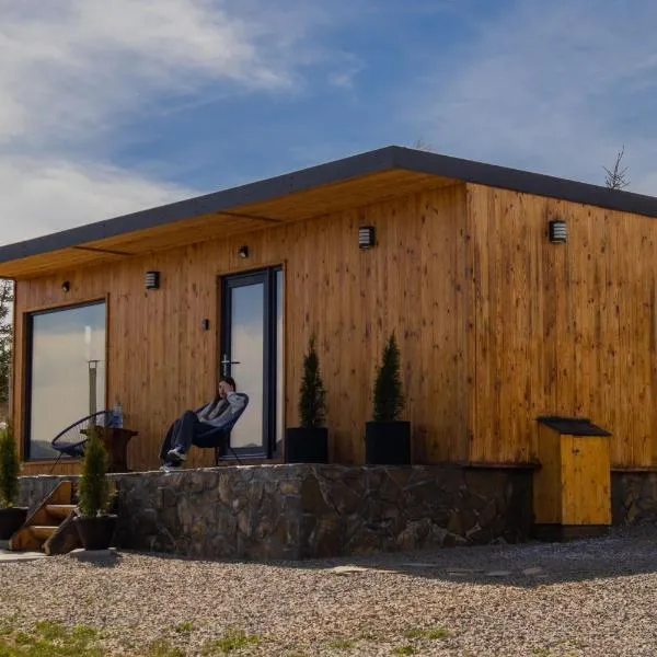 Cozy Cube - tiny house, hotell sihtkohas Şarul Dornei