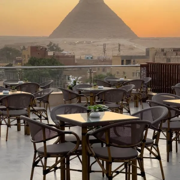 AKHNATON Pyramids View Hotel With Rooftop Access & free airport pickup, hotel v Káhiře