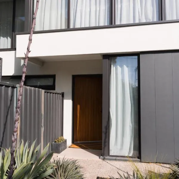 Stay by the sea in a luxe retreat,Kingston Park的飯店