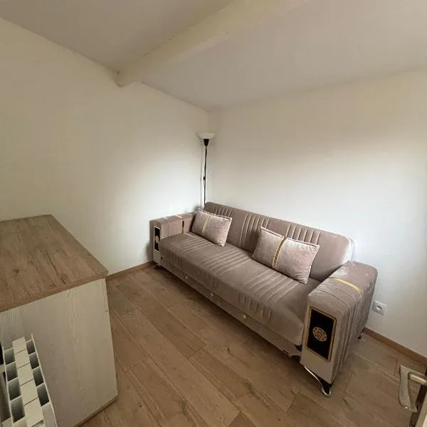 Petite Maison Cosy Orly, hotel in Orly