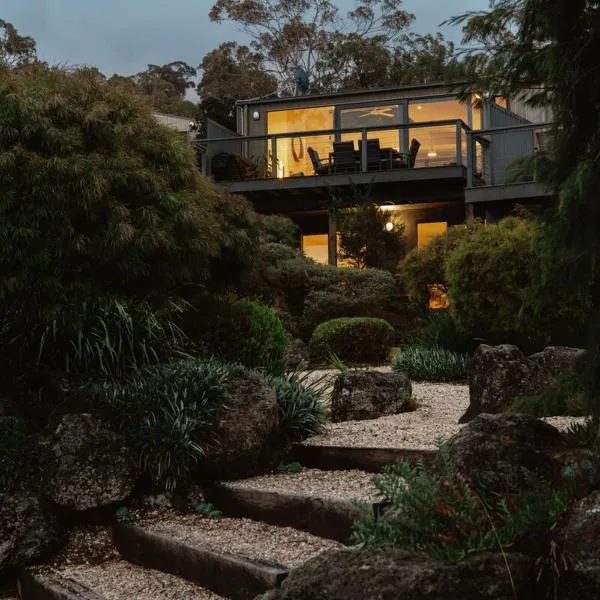 OCEAN VIEW Coastal 3 BEDROOM Retreat in Lorne - Balcony, Fireplace, Free WiFi Warm Coastal Charm, hotell i Lorne