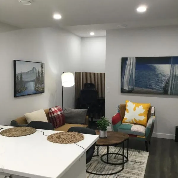 Almost Heaven - Cozy 2BDRM guest Suite near Banff & Spruce Meadows SW Calgary，位于卡尔加里的酒店