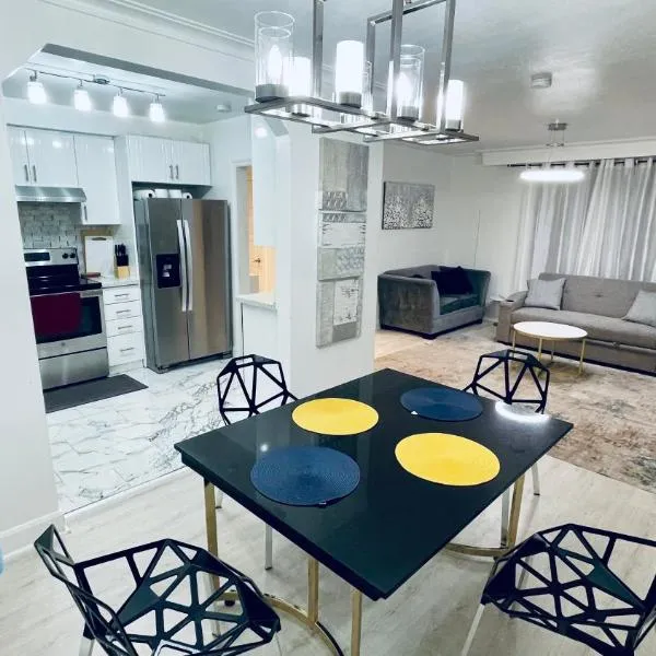 Amazing Home Near Toronto Airport with 2 Parking, hotel in Toronto