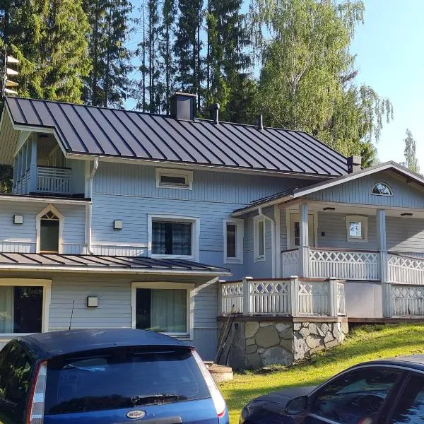 Omakotitalo kolmella makuuhuoneella, hotel en Mieskonmäki