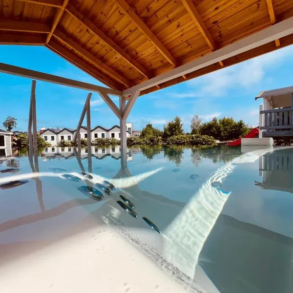 Biale Domki Paula Rewal - Domki z klimatyzacja, w obiekcie Jacuzzi i darmowe Wifi!, hotel em Rewal