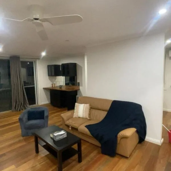 Modern 3BR home, Close to parliament , Canberra, hotel v destinaci Griffith