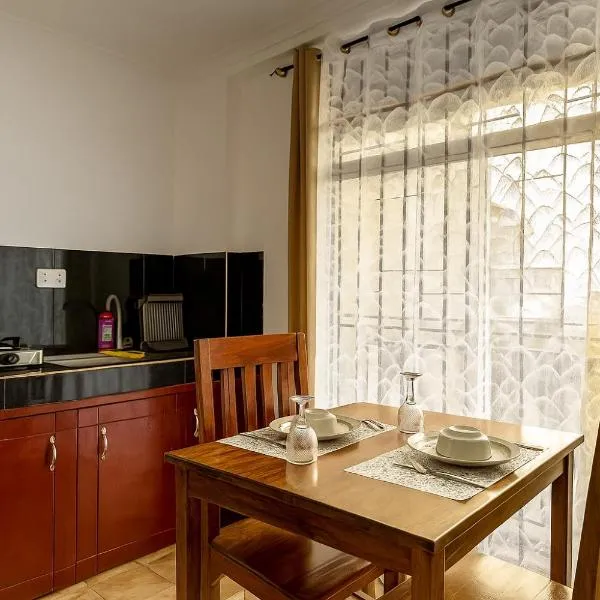 1BDM Aptmt near Victoria place- lively busy area- along the roadside, hotel in Dar es Salaam