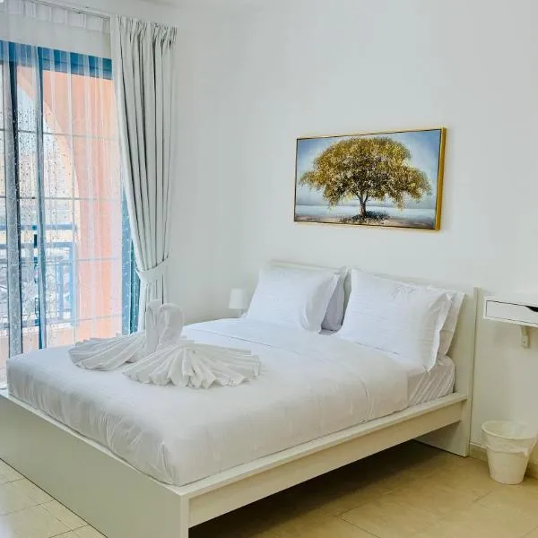 N08 Luxury Furnished Apartment with balcony Near bus stop Persia cluster, hotel in Dubai