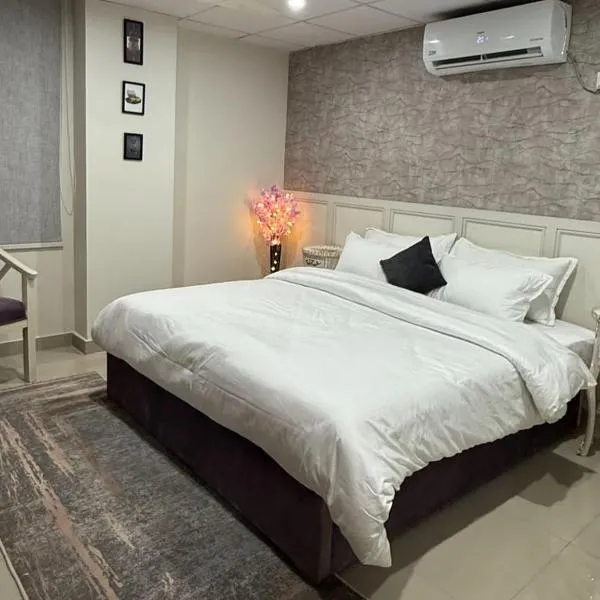 Modern Studio Near Lahore Airport, hotel a Lahore