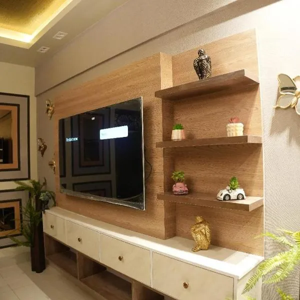 Modern 2BR near Clifton Sea View 5min Netflix, Parking: Karaçi şehrinde bir otel