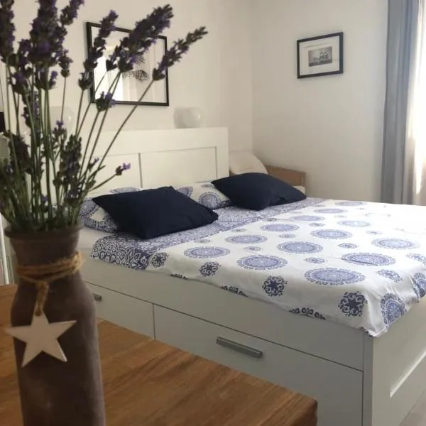 Tiny House for Two in Martinscica - Cres Island, hotel in Martinšćica