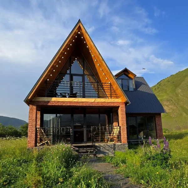 Grand Mountain Cottage,位于卡兹贝吉的酒店