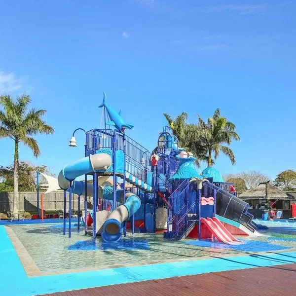 Viesnīca Oaks Family Getaway - Resort, Beach pilsētā Golden Beach