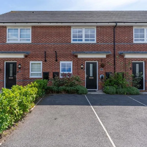 Walk To Airport - 3 Bedrooms x2 Driveway - EV Charging - Washer & Dryer, hotel a Liverpool