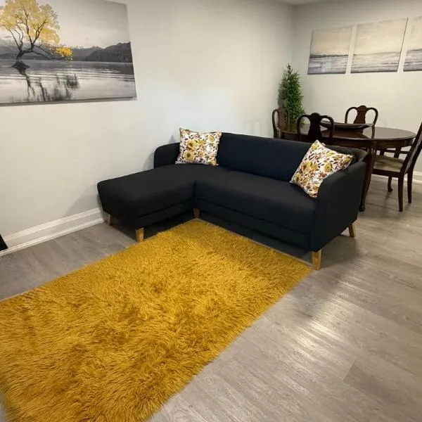 Brand new 2 bedroom basement apartment, hotel v destinaci Ajax