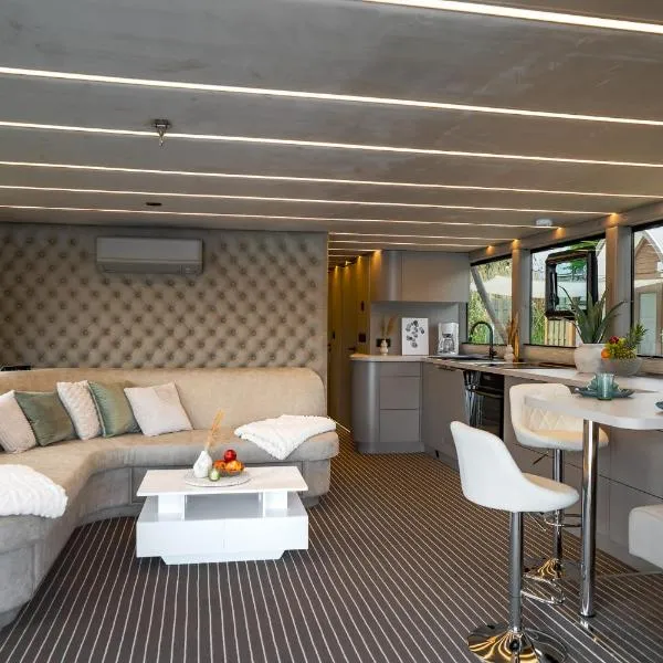 Lieblingsplatz Parey - schwimmendes Living Luxboot, hotel Pareyben