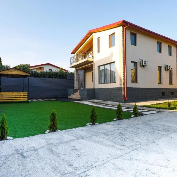 Brand-New 2BR House with Garden, hotel v destinaci Tbilisi City