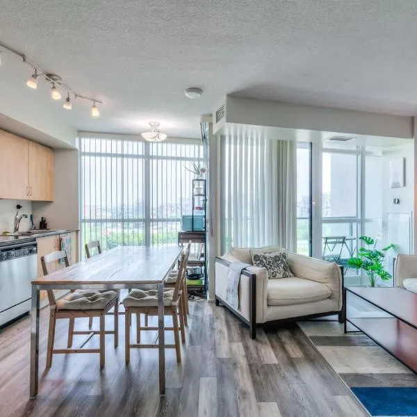 Chic 1BR plus Den Condo with Fast WiFi and Free Parking, khách sạn ở Toronto