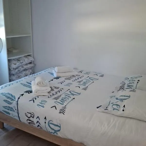 Charmant petit appartement avec terrasse, hotel v destinaci Agen