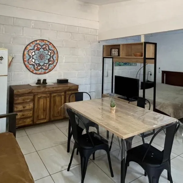 Acogedor familiar y agradable monoambiente. C/est.、サンティアゴ・デル・エステロのホテル