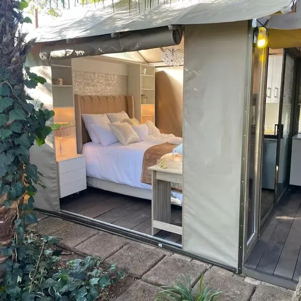African Paradise - Garden Glamping - Outdoor Shower, hotel in Benoni