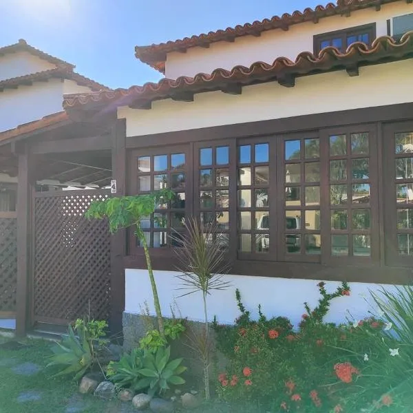 Casa com 3 quartos em condomínio a 500m da Praia de Geribá, khách sạn ở Búzios