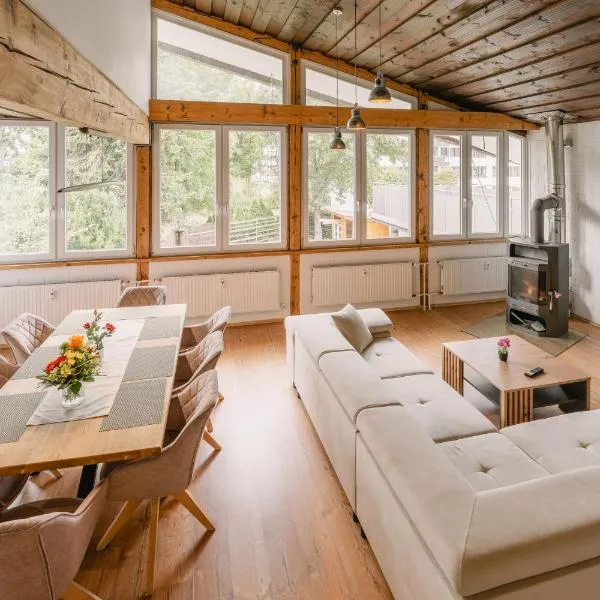 Exklusive große Ferienwohnung für 7 Personen, Parkplatz, Balkon, 3 Schlafzimmer、バイロイトのホテル